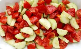 Теперь в сервировочное блюдо выложите нарезанные свежие помидоры, огурцы и аккуратно перемешайте.
