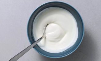 Взбейте в небольшой миске греческий йогурт и сахарную пудру.