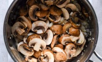 Обжарьте грибы, лук и чеснок со сливочным маслом на среднем огне в течение примерно 3 минут.