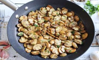 Грибы с чесноком и белым вином