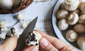 Очистите грибы