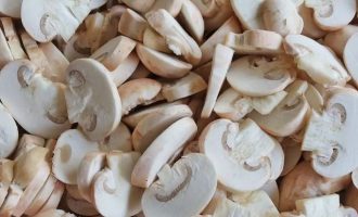 Нарежьте шампиньоны