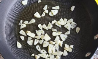 Поджарьте чеснок на оливковом масле