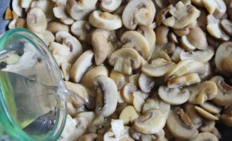 Влейте вино и продолжайте поджаривать грибы, поко оно не выпариться