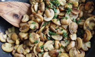 Добавьте к грибам соль, черный молотый перец и зелень петрушки