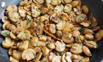 Грибы с чесноком и белым вином