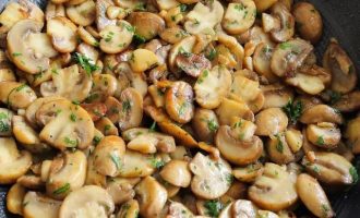 Белые грибы с чесноком и белым вином