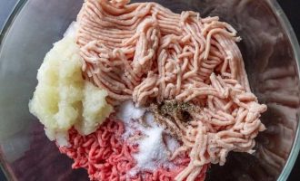 Фарш хорошо перемешайте, попробуете на вкус. Если что-то во вкусе не хватает, добавьте по своему предпочтению.