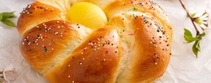 Итальянский пасхальный хлеб с яйцом