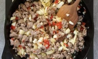 В мясной фарш добавьте мякоть кабачков, помидоры, сыр и чеснок