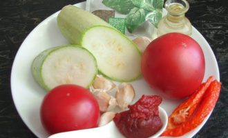 Подготовьте все ингредиенты для приготовления кабачковой икры с томатной пастой