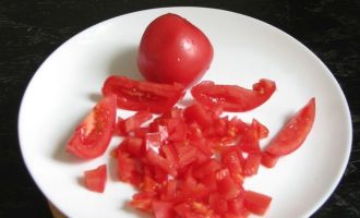 Нарежьте томаты на мелкие кусочки