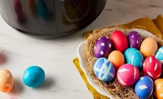 Извлеките яйца из красителя, дайте им высохнуть на решетке для печенья, прежде чем снимать ленту и нить