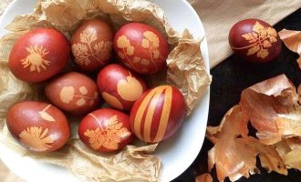 Как покрасить яйца на Пасху в луковой шелухе с принтами листьев