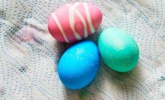Как покрасить яйца пищевыми красителями