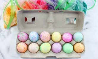 Как покрасить яйца в рисе с пищевыми красителями