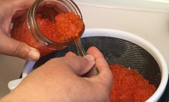 Перекладываем готовую соленую икру в стеклянную посуду