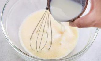 Влейте к яйцам молоко и приправьте солью и перцем. После при помощи блендера взбивайте яично-молочную смесь до увеличения объёма.