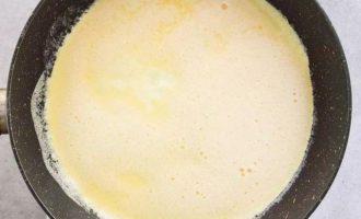Когда масло в сковороде растает, тогда влейте яичную смесь. Постарайтесь не шевелить, пока яичная масса слегка уплотниться.