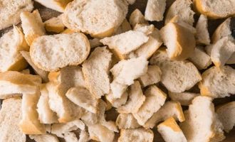 Хлеб нарежьте на небольшие кусочки