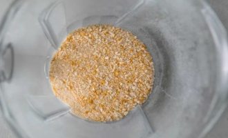 Далее кусочки батона измельчите до нужной текстуры