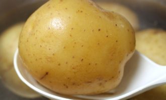 Отварная картошка в кастрюле
