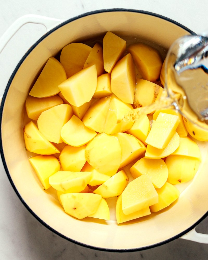 Как варить картошку в кастрюле - пошагово