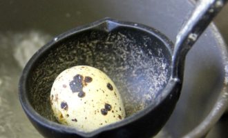 Перепелиные яйца вкрутую и всмятку