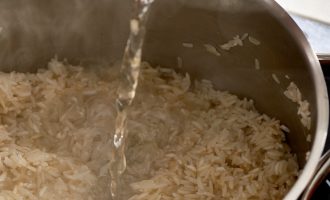 Варим рис в кастрюле на воде