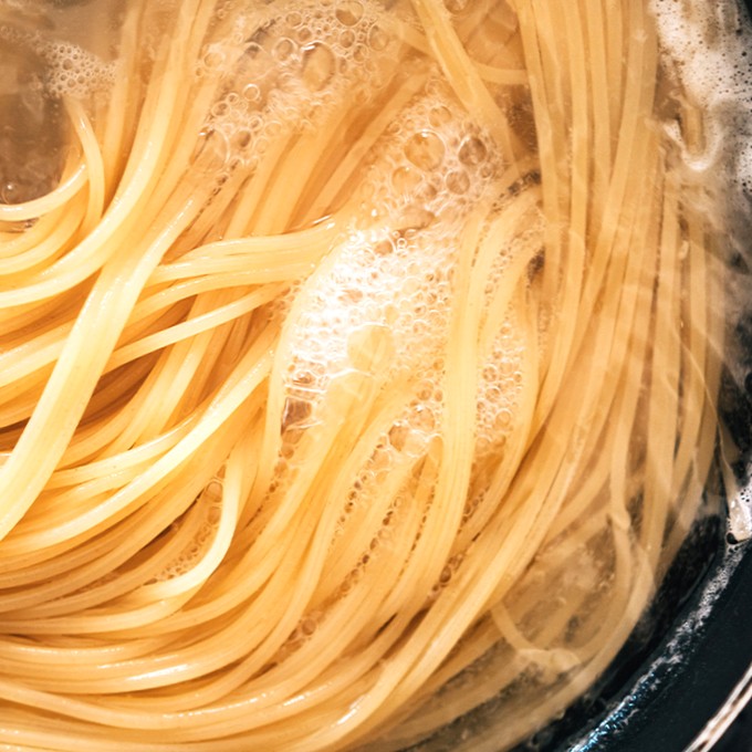 Как варить длинные макароны. Как варятся спагетти волна.