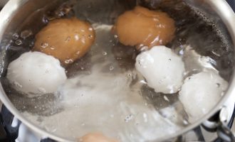 Как сварить куриные яйца