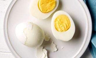 Как варить яйца всмятку и вкрутую