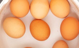 Как сварить куриные яйца вкрутую