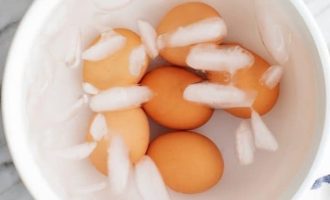 Как нужно варить яйца всмятку