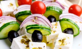 Как подать греческий салат