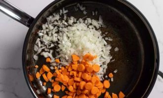 Обжарьте репчатый лук и морковь в масле бекона, пока они не станут мягкими.