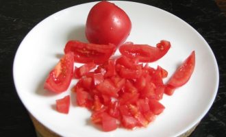 Спелые красные помидоры нарезьте на мелкие кубики или кусочки.