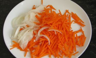 Далее очистите морковь и репчатый лук и измельчите под вид соломки.
