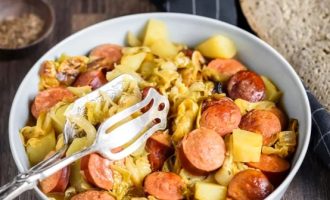 Капуста тушёная с колбасой и картошкой