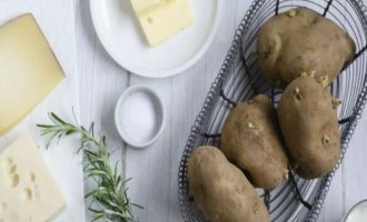 Подготовьте ингредиенты для приготовления картофельно-сырного пирога