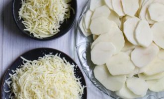 Нарежьте картофель и натрите сыр