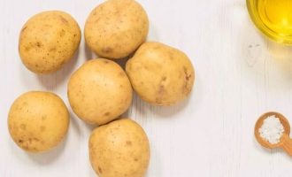 Подготовьте все ингредиенты для картофеля фри в домашних условиях. Картофель возьмите. Чтобы клубни были все одинаковы.