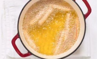Обжарьте картофельную соломку в течение 3 минут до нежно-золотистого цвета.