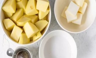 Подготовьте все ингредиенты для приготовления вкусного картофельного пюре с молоком