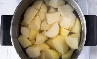 Положите нарезанный картофель в кастрюлю с холодной водой, покрывая его на 4-5 сантиметров и доведите до кипения