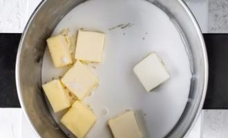 Поместите масло и молоко в кастрюлю, в которой варился картофель
