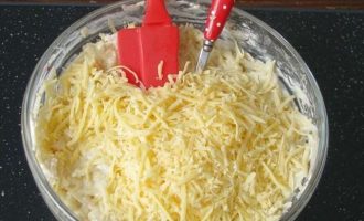 Натрите на терке твердый сыр и все хорошо перемешайте. Тесто для драников по консистенции должно быть чуть гуще, чем на оладьи.