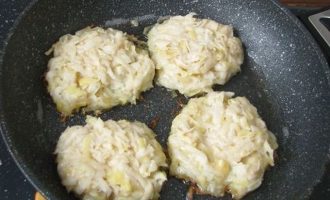 Нагрейте сковородку с растительным маслом, выложите и аккуратно выложите картофельные оладушки. Их на моей сковородке вмещается 4 штуки.
