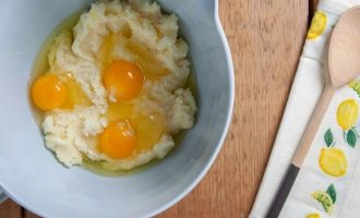 Добавьте три яйца и экстракт лимона и взбивайте в течение 3 минут, пока смесь не станет густой и гладкой.