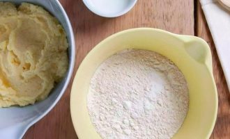В масляно-яичную смесь всыпьте муку, влейте пахту или сыворотку и замесите тесто.